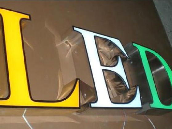 于都介绍LED招牌的基础知识。